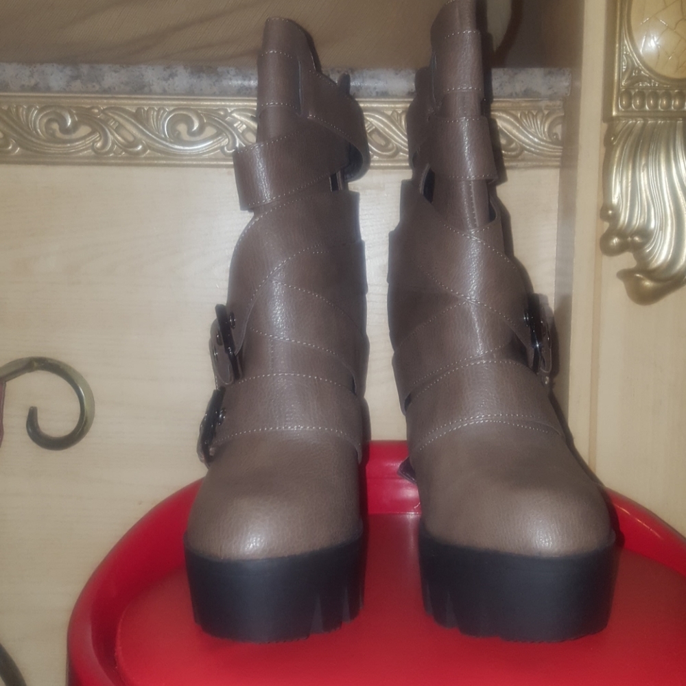 Boots - Picture 2 of 4